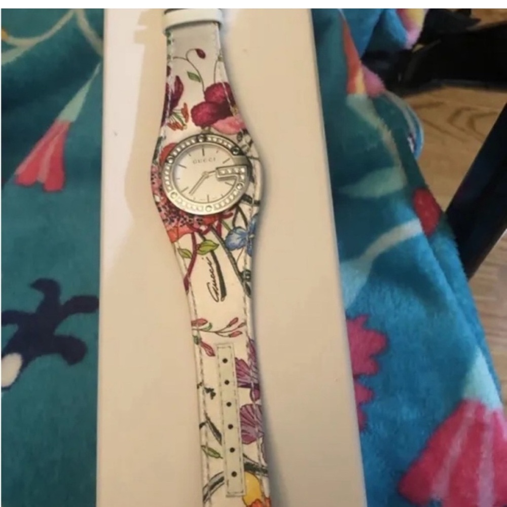 Gucci 2005 HOST PICK Limited edition diamond flower watch NWT Extraordinary Look